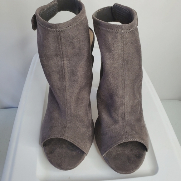 Aldo Suede Peep Toe Bootie Size 11 Gray Open Back Ankle Wrap Chunky Heel Shoe - Picture 3 of 15